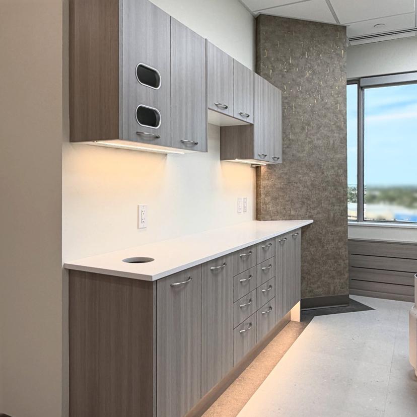 Wood-look upper and lower cabinets with drawers and a white worktop.